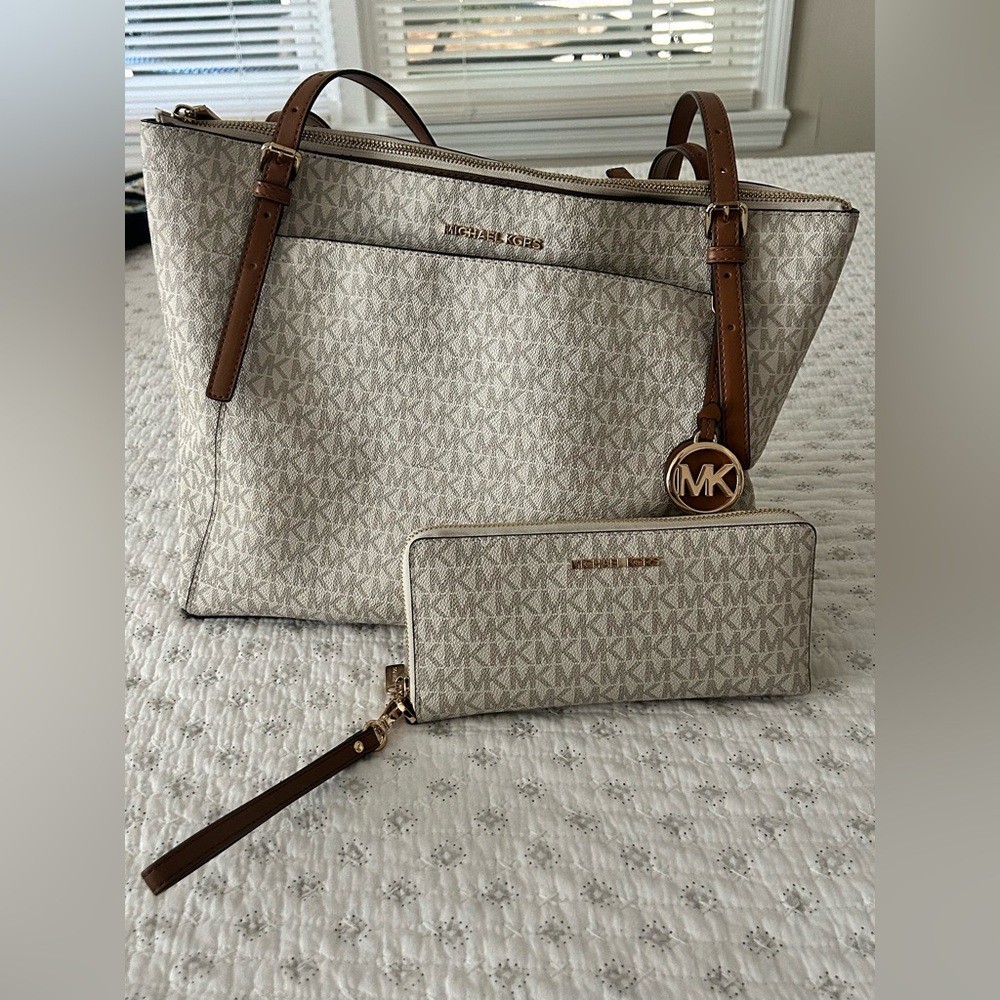 Michael Kors Cream and Brown Tote Structured Design Gold-tone Hardware